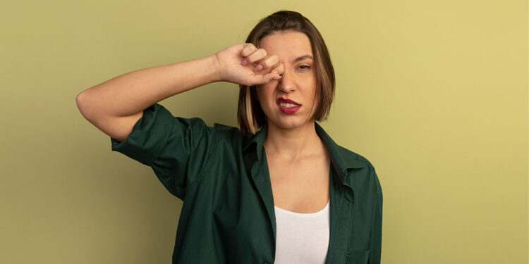 Göz nezlesinde gözlerinizi kaşımaktan vazgeçin