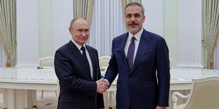 Hakan Fidan Vladimir Putin ile bir araya geldi