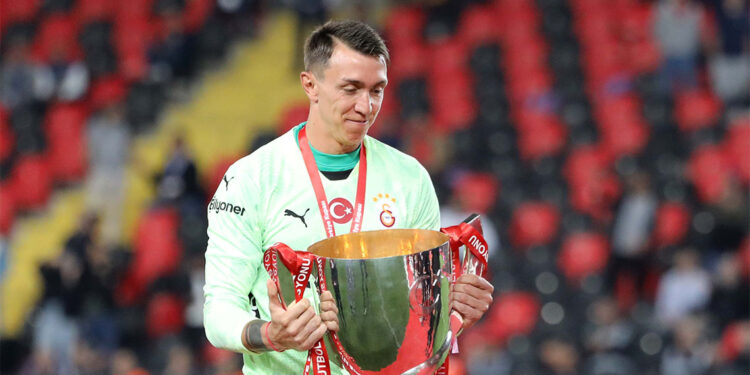 Muslera Galatasaray'a gözyaşlarıyla veda ediyor