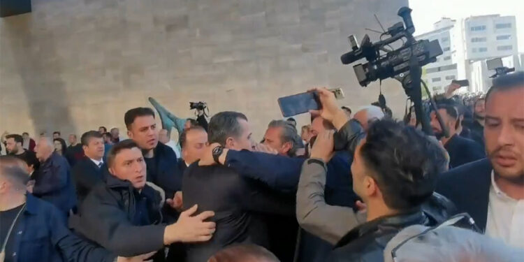 Özgür Özel'e saldıran kişi yakalandı