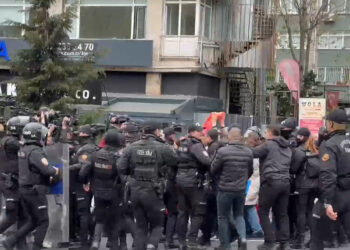 Beşiktaş'tan Taksim Meydanı'na yürümek isteyen gruba gözaltı