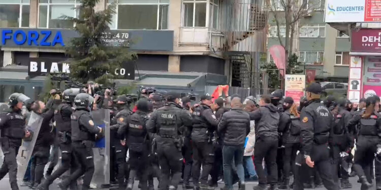 Beşiktaş'tan Taksim Meydanı'na yürümek isteyen gruba gözaltı