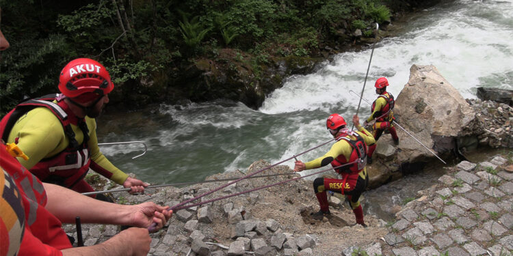 Dereye düşüp kaybolan Faisal'i arama çalışmalarında 2'nci gün