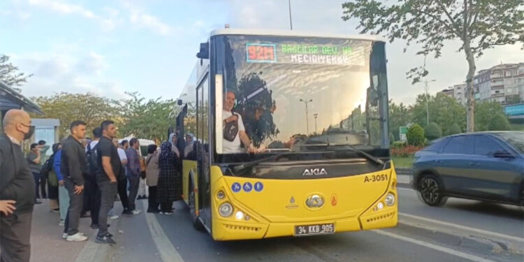 İstanbul'da özel halk otobüsleri kontak kapattı