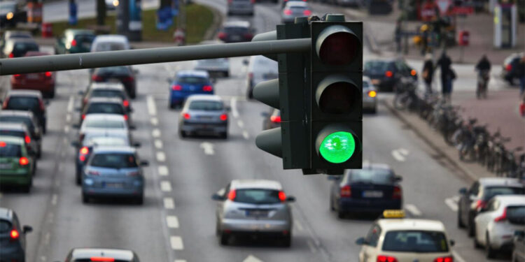 Kırmızı ışık ihlali yapan sürücüler yandı