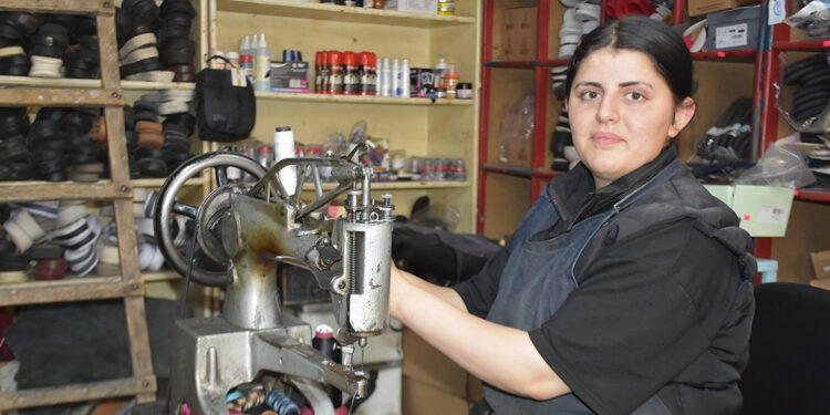 Ayakkabı tamircisi çırağı 16 yaşındaki Esra, kentte tek