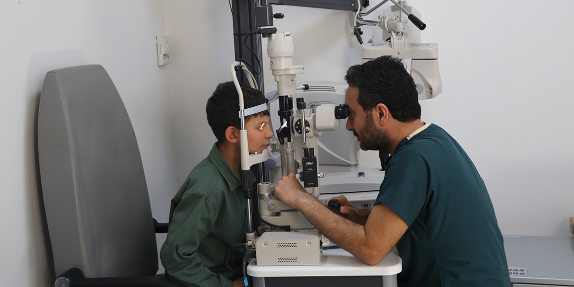 Yapıştırıcı sıçrayınca kapanan göz kapağı doktor müdahalesiyle açıldı