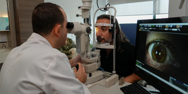 Akıllı mercek operasyonu sayesinde sağlığına kavuştu