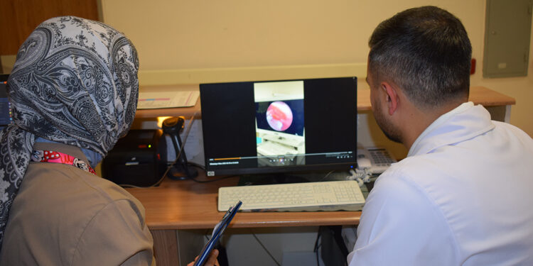 10 aylık bebeğin nefes borusuna şeker ambalajı kaçtı; operasyonla çıkarıldı