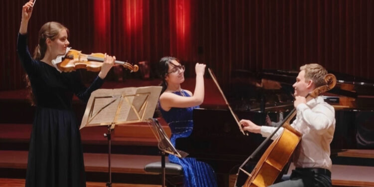 16 yaşındaki piyanist Arya Su, Almanya'daki yarışmada birinci oldu