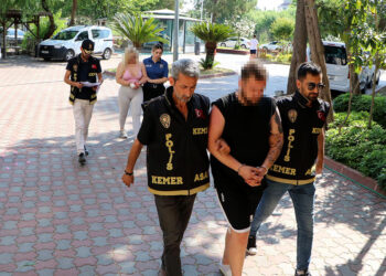 18 yaşından küçük 3 kişiyi cinsel ilişki bahanesiyle dolandırıp darbettiler