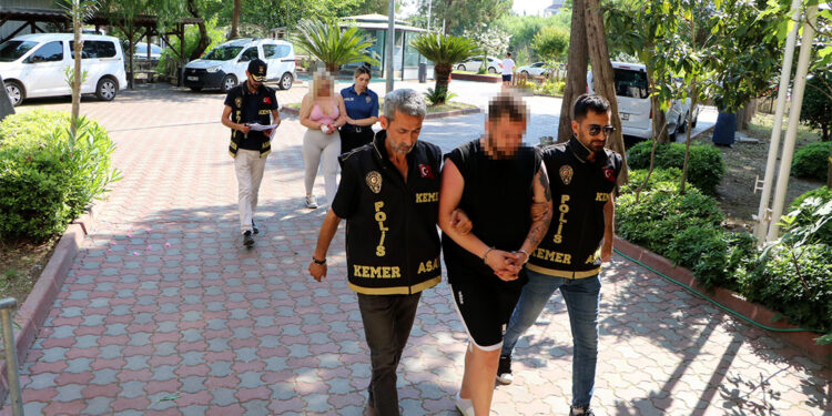 18 yaşından küçük 3 kişiyi cinsel ilişki bahanesiyle dolandırıp darbettiler