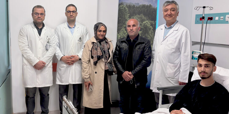 19 yaşındaki Davut, babasının böbreğiyle hayata tutundu