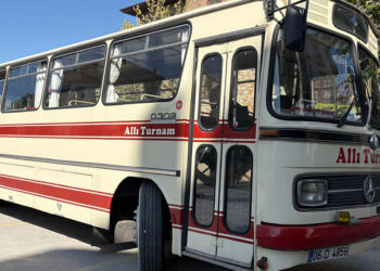 1985 model otobüsü 'Allı Turnam' ile 3 yıldır Anadolu'yu geziyor