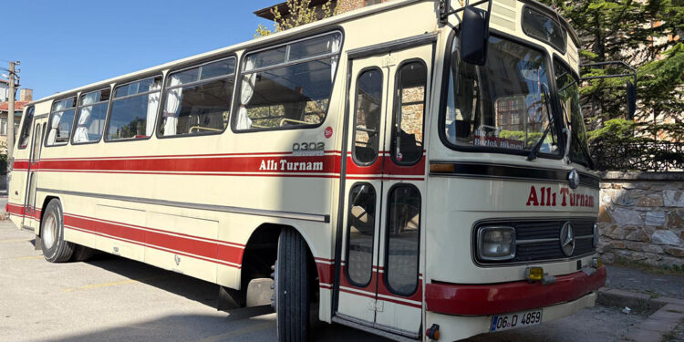 1985 model otobüsü 'Allı Turnam' ile 3 yıldır Anadolu'yu geziyor