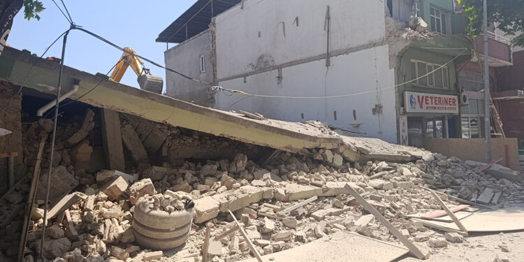 2 katlı bina yıkım sırasında çöktü
