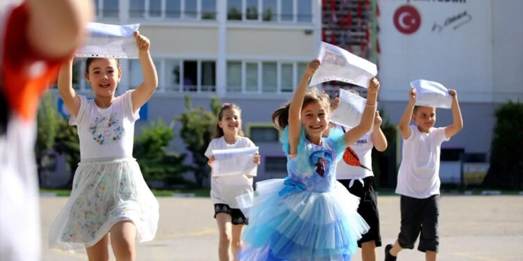 20 milyonu aşkın öğrenci karne alarak yaz tatiline girdi