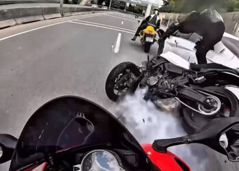 3 motosiklet ve otomobilin karıştığı kaza kask kamerasında