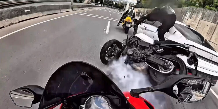 3 motosiklet ve otomobilin karıştığı kaza kask kamerasında