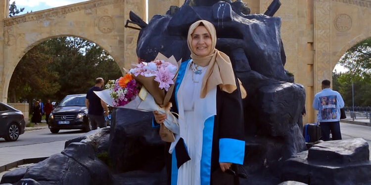 3 çocuk annesi Sevim, 48 yaşında üniversite mezunu oldu