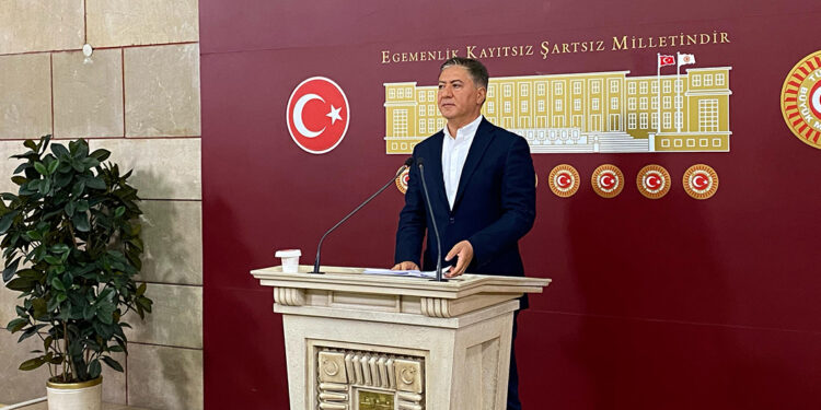 5 Kasım Kurultayı'nı yok saymak isteyen bir kişi vardır