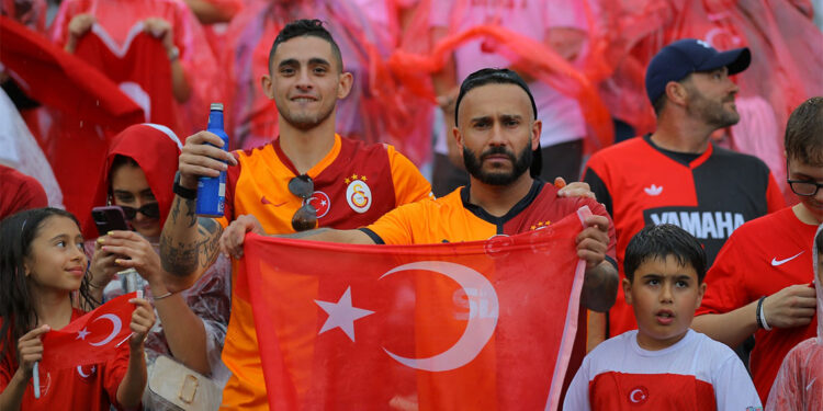 ABD-Türkiye maçına Türkler akın etti