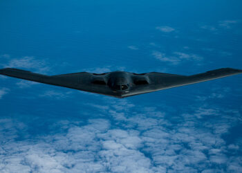 B-2 tipi gizli bombardıman uçakları havalandı