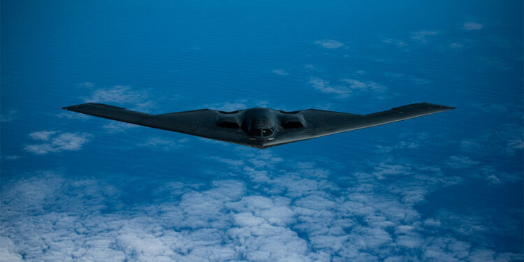 B-2 tipi gizli bombardıman uçakları havalandı