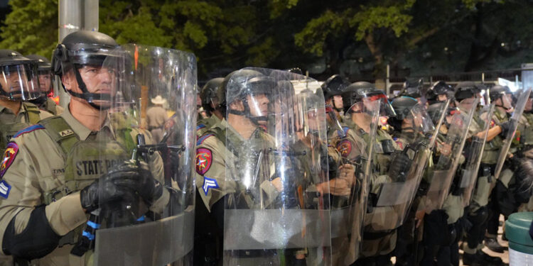 ABD'nin Texas eyaletinde protestolara karşı 7 bin asker görevlendirildi