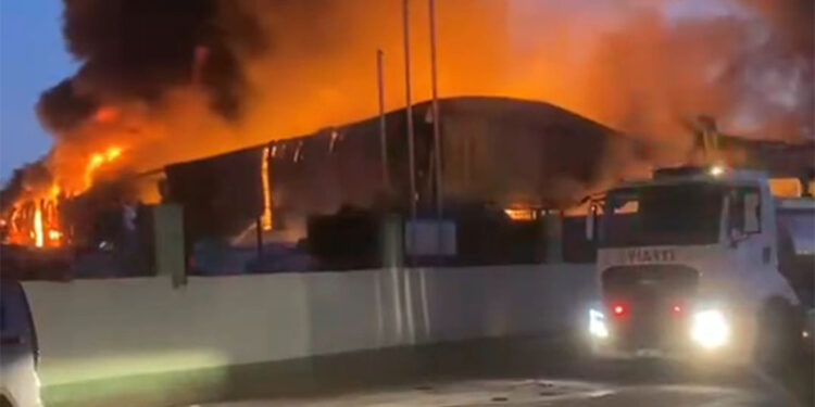 Adana'da geri dönüşüm fabrikasında yangın