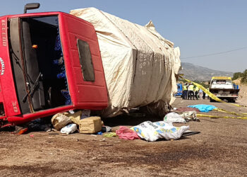 Adıyaman'da kamyonet ile otomobil çarpıştı: 1 ölü, 5 yaralı