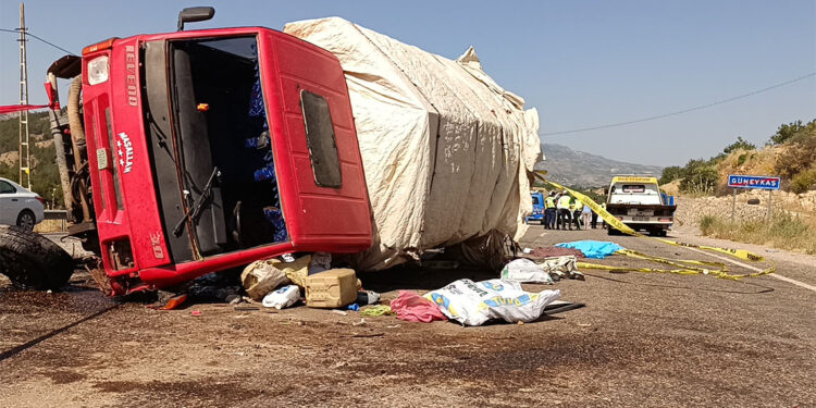 Adıyaman'da kamyonet ile otomobil çarpıştı: 1 ölü, 5 yaralı