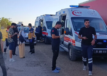Afyonkarahisar'da yolcu otobüsü TIR'a çarptı: 9 yaralı