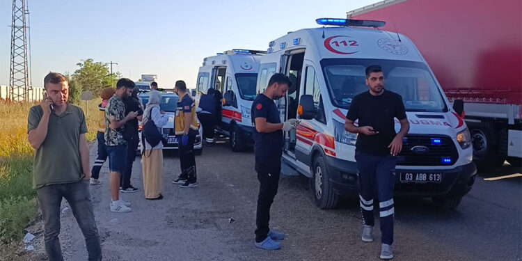 Afyonkarahisar'da yolcu otobüsü TIR'a çarptı: 9 yaralı