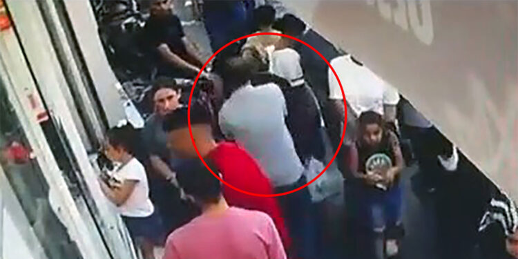 Alışverişe çıkan kadının çantasındaki parayı çaldı