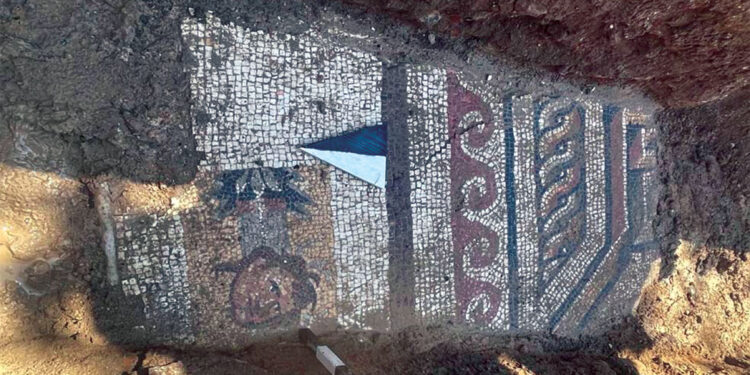 Geç Roma Dönemi'ne ait taban mozaiği bulundu