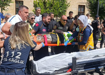 Amasya'da taksinin motosikletli polise çarptığı kaza kamerada