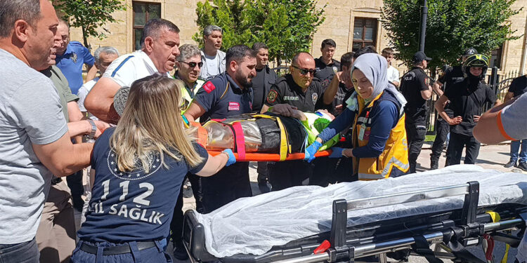 Amasya'da taksinin motosikletli polise çarptığı kaza kamerada