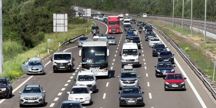 Anadolu Otoyolu'nun Bolu geçişinde araç yoğunluğu