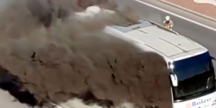 Üniversite öğrencilerini taşıyan otobüs alev alev yandı