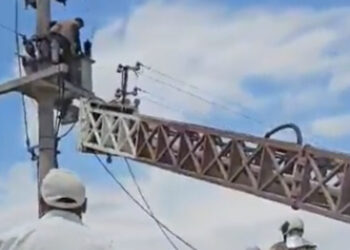 Trafoya çıkan çiftçiyi elektrik çarptı