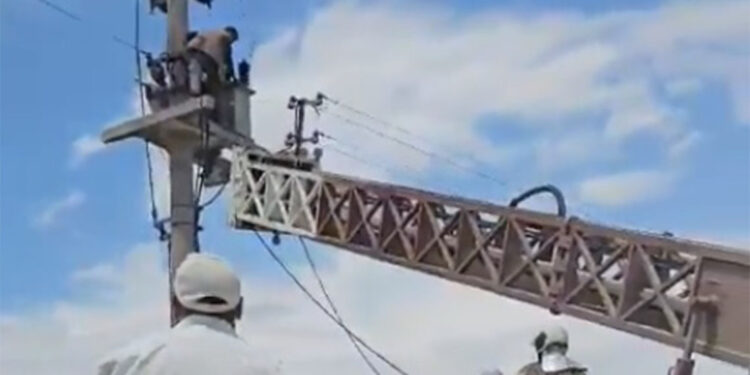 Trafoya çıkan çiftçiyi elektrik çarptı