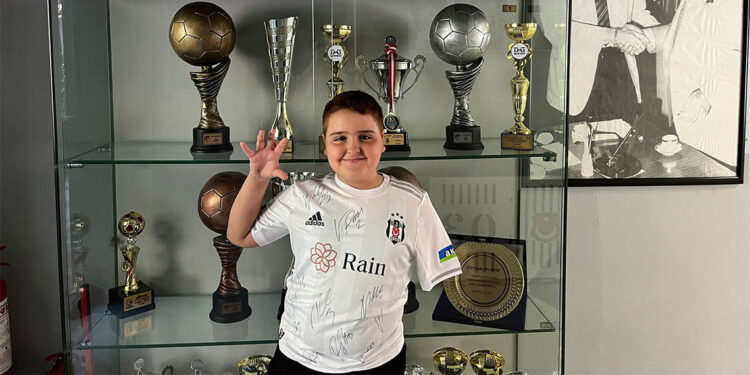 19 saat kaldığı enkazda kolunu kaybeden Üstün'ün hayali pilotluk