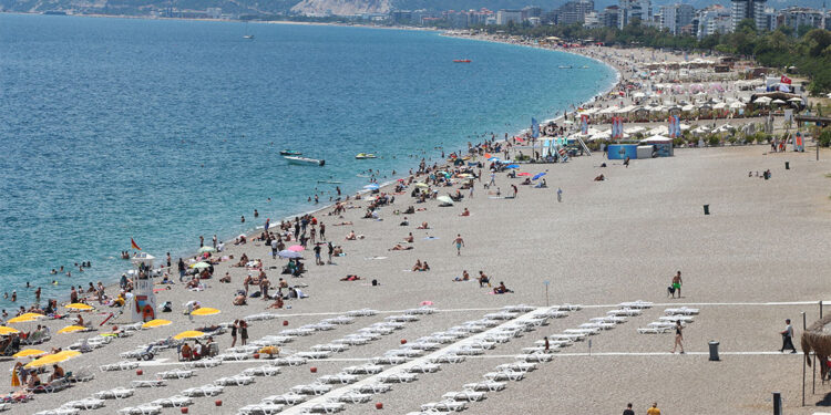 Antalya'da sıcak havayı ve hafta sonunu fırsat bilenler sahile koştu