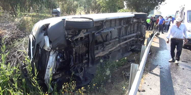 Antalya'da tur minibüsü devrildi; 5 turist yaralandı