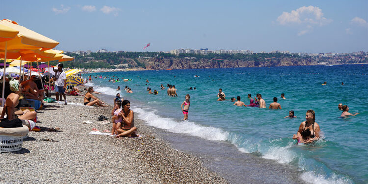 sıcaktan bunalanlar sahile akın etti
