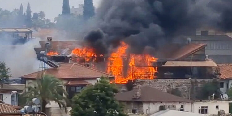 Tarihi Kaleiçi semtinde yangın