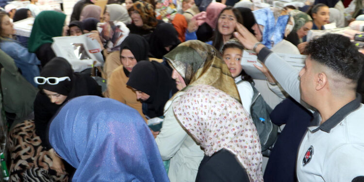 AVM'de indirim izdihamı