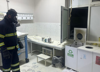Acil serviste tıbbi dolum sırasında şişe patladı: 1 yaralı