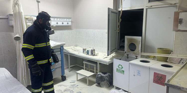 Acil serviste tıbbi dolum sırasında şişe patladı: 1 yaralı